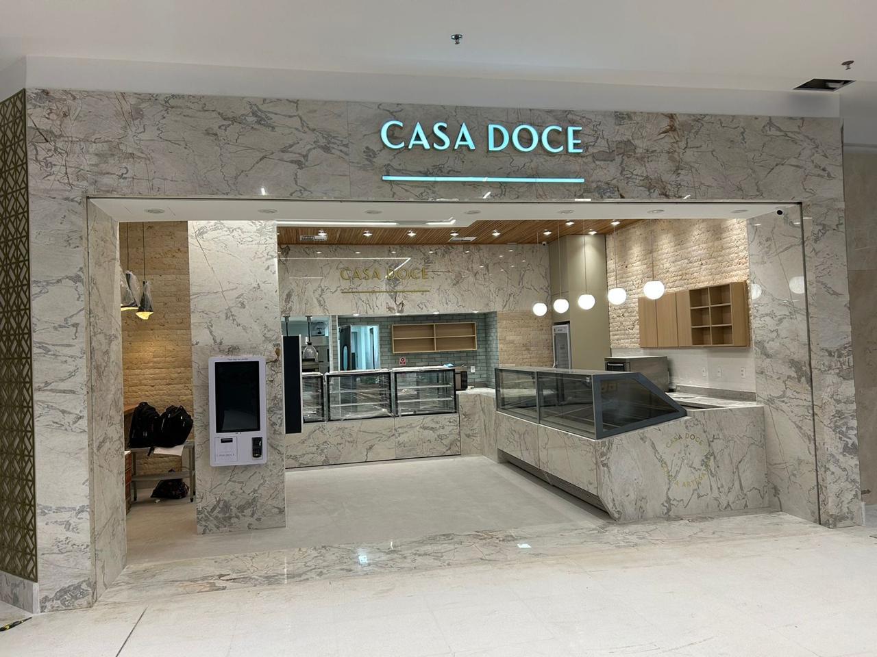 Fachada e adesivação produzido pela Miolo — projeto 1