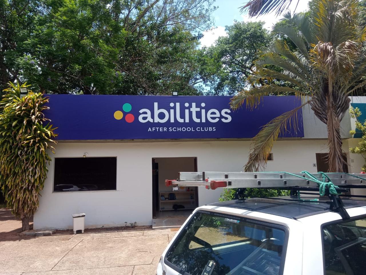 Fachada e adesivação produzido pela Miolo — projeto 7
