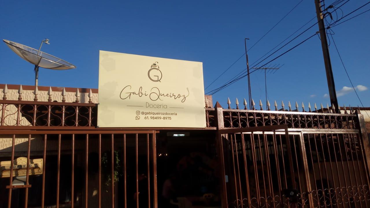 Fachada e adesivação produzido pela Miolo — projeto 8