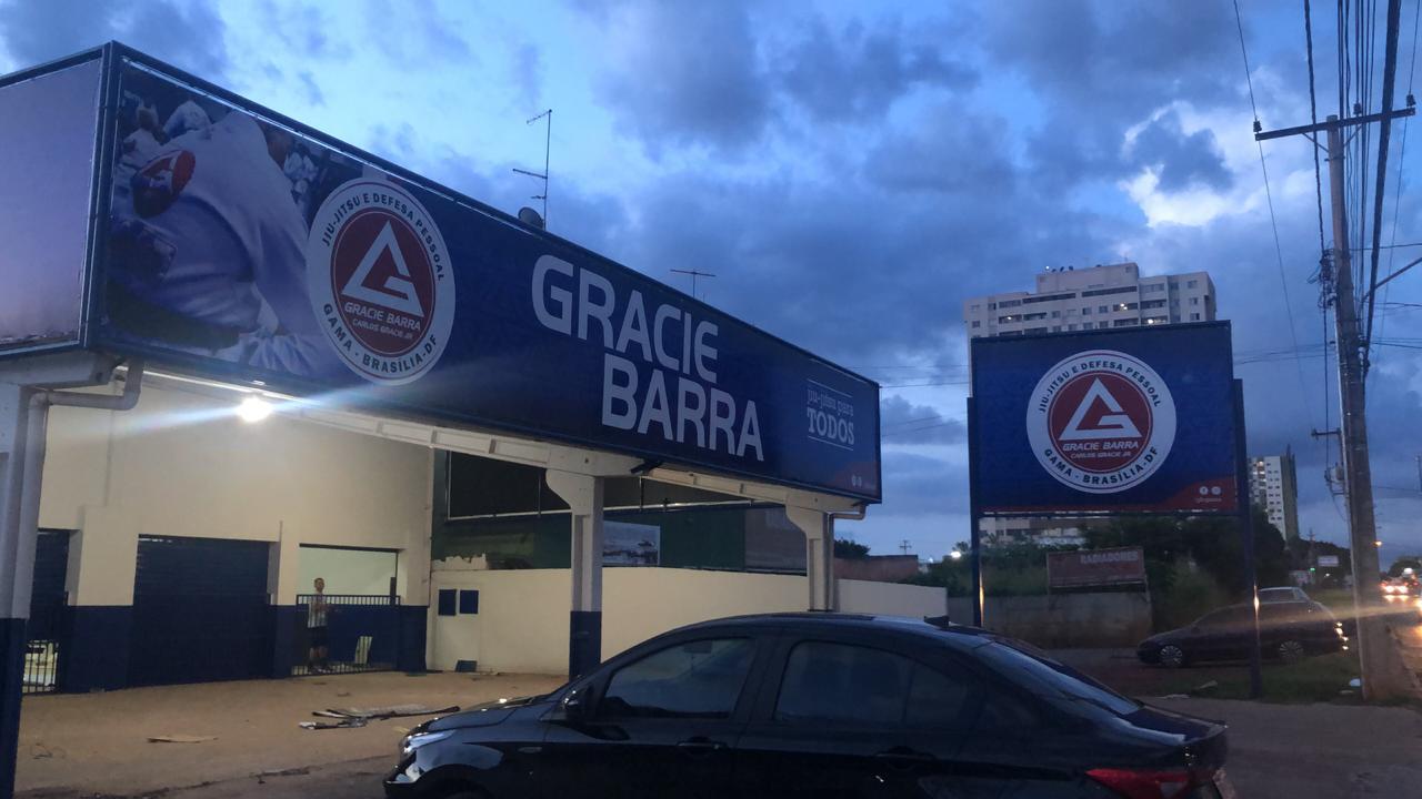 Fachada e adesivação produzido pela Miolo — projeto 10